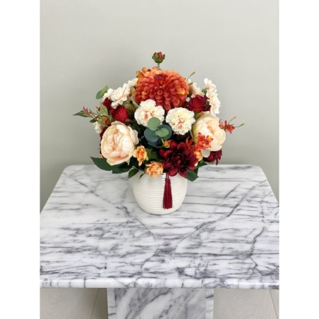 Künstliches Blumenarrangement in einer Vase 7