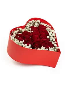 Herzbox mit frischen roten Rosen & Schleierkraut