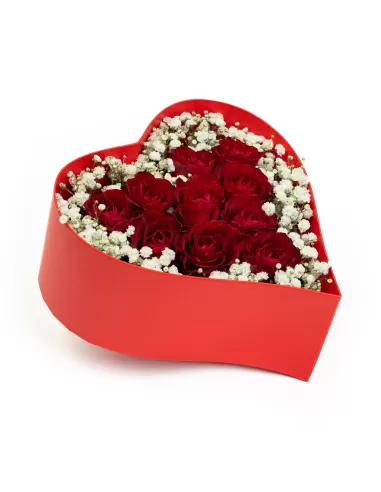 Herzbox mit frischen roten Rosen & Schleierkraut