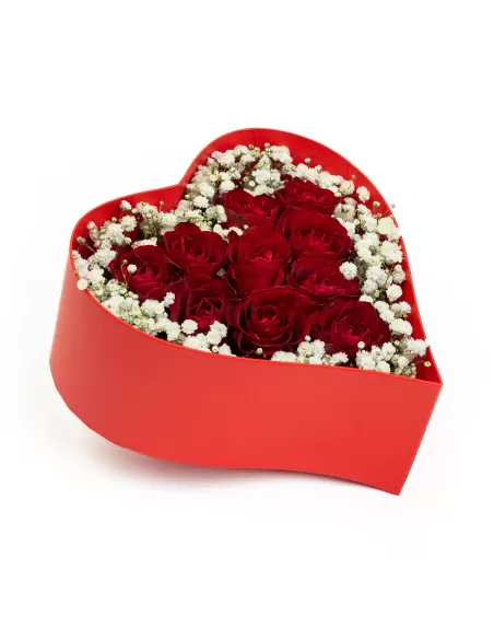 Herzbox mit frischen roten Rosen & Schleierkraut