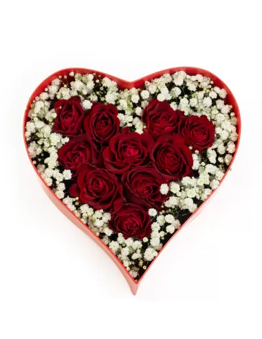 Herzbox mit frischen roten Rosen & Schleierkraut