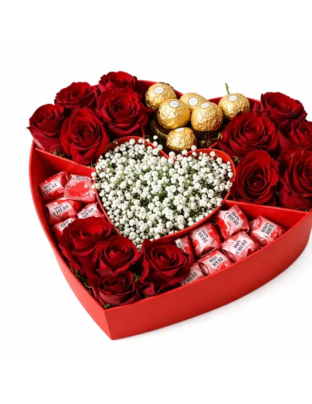Herzbox mit roten Rosen und Pralinen