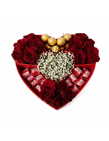 Herzbox mit roten Rosen und Pralinen