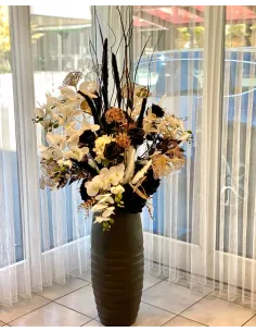 Grosses Blumenarrangement Schwarz-Weiss-Gold zur Miete 2