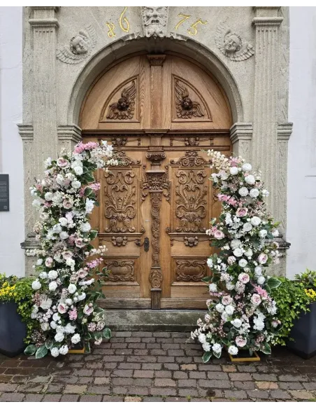 Romantischer Traubogen Rosa-Weiss aus künstlichen Blumen