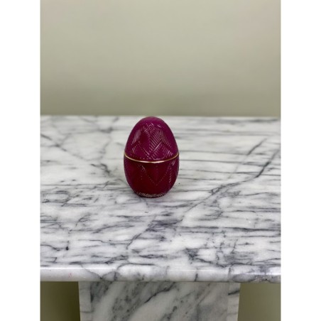 Dekoratives Glas-Ei in Bordeaux mit geometrischem Reliefmuster 2