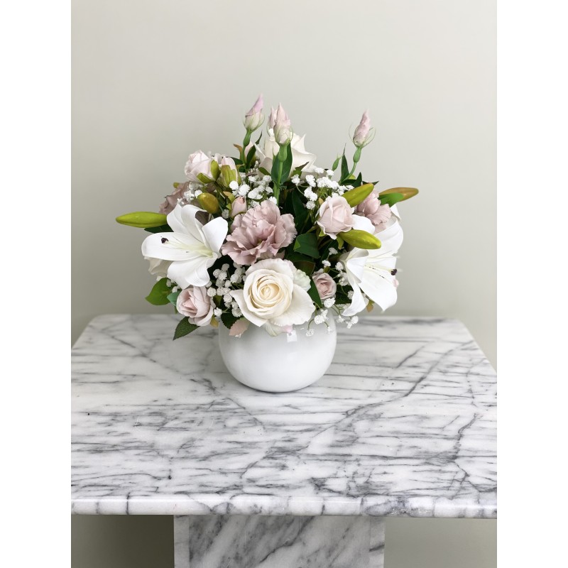 Kunstblumen Arrangement in einer Vase befestigt 3