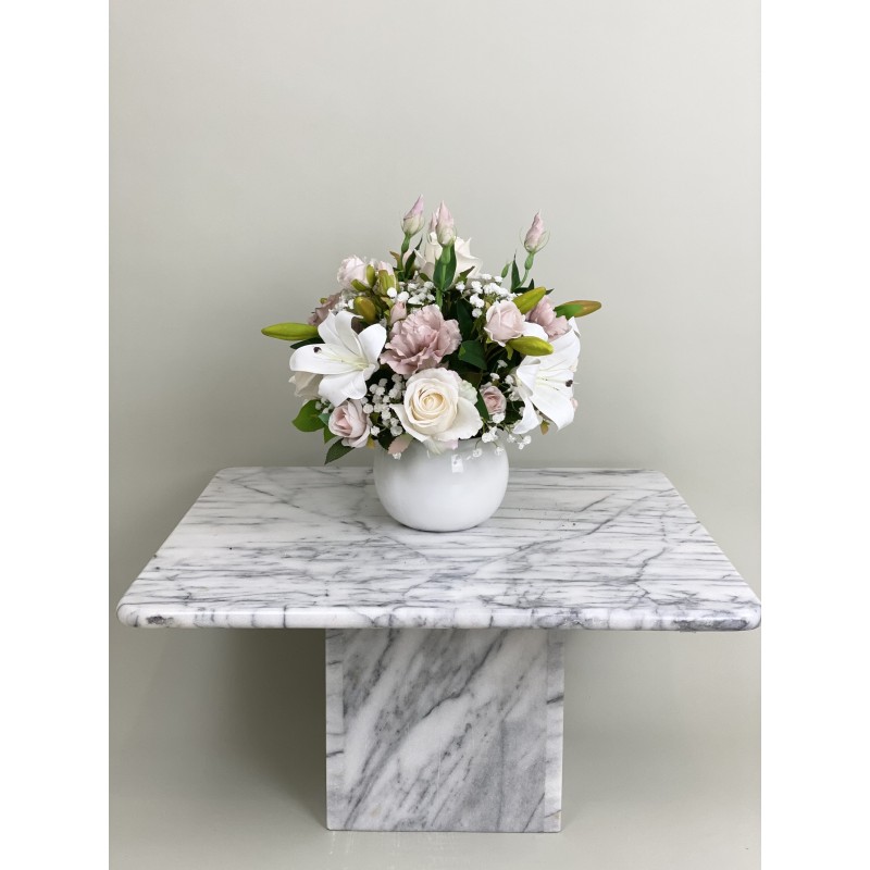 Kunstblumen Arrangement in einer Vase befestigt 4