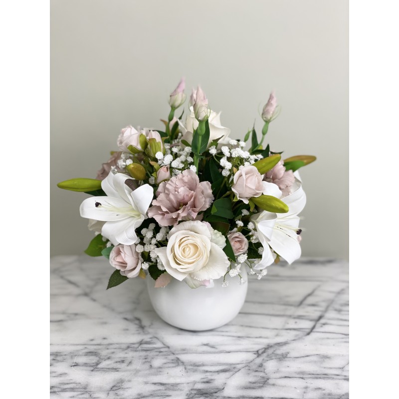 Kunstblumen Arrangement in einer Vase befestigt