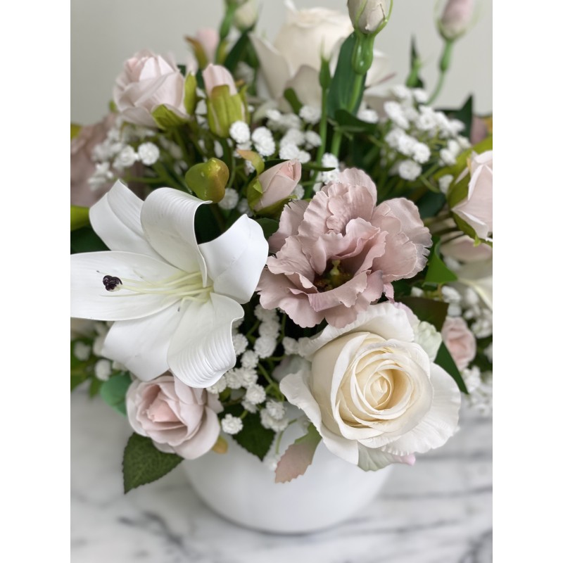 Kunstblumen Arrangement in einer Vase befestigt 2