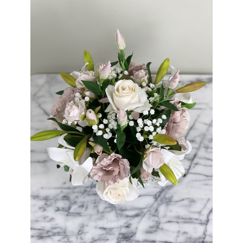 Kunstblumen Arrangement in einer Vase befestigt 5