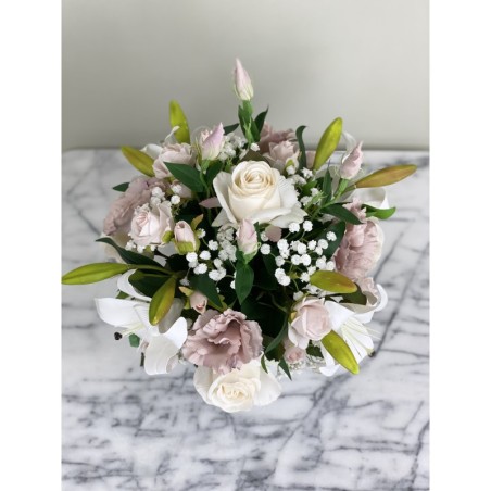 Kunstblumen Arrangement in einer Vase befestigt 5