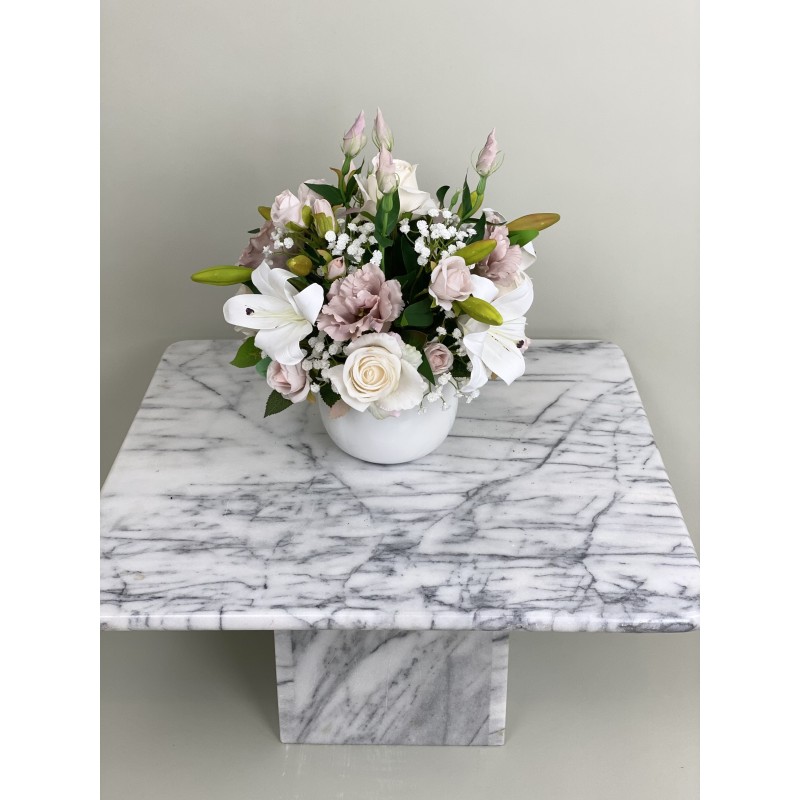 Kunstblumen Arrangement in einer Vase befestigt 6