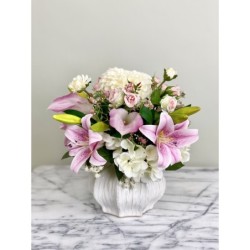 Kunstblumen Arrangement in einer Vase befestigt