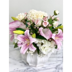 Kunstblumen Arrangement in einer Vase befestigt 2