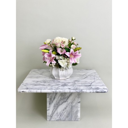 Kunstblumen Arrangement in einer Vase befestigt 3