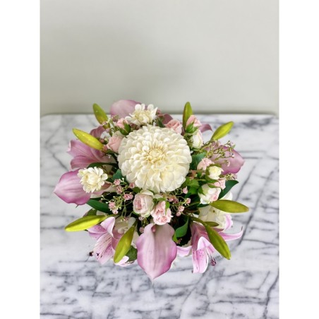 Kunstblumen Arrangement in einer Vase befestigt 4