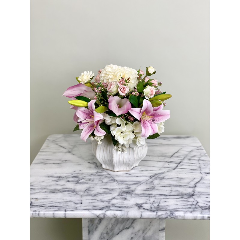 Kunstblumen Arrangement in einer Vase befestigt 5