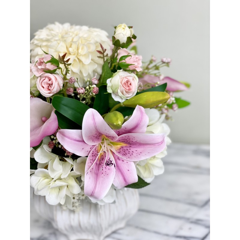 Kunstblumen Arrangement in einer Vase befestigt 6