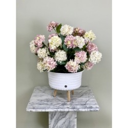 Ein hochwertiges künstliches Hortensien-Arrangement in einem Rattantopf