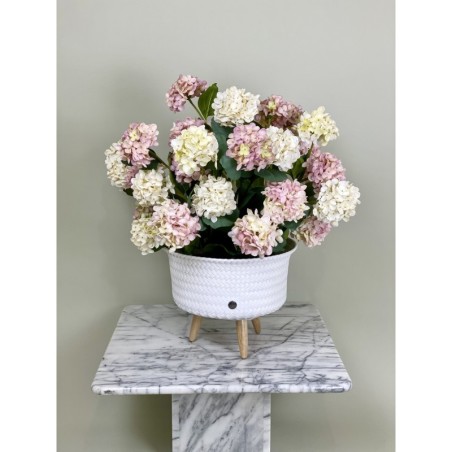 Ein hochwertiges künstliches Hortensien-Arrangement in einem Rattantopf