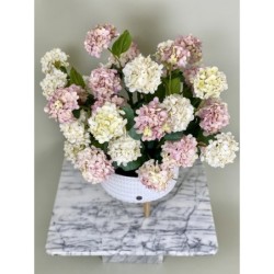 Ein hochwertiges künstliches Hortensien-Arrangement in einem Rattantopf 2