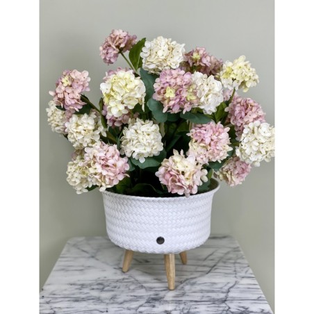 Ein hochwertiges künstliches Hortensien-Arrangement in einem Rattantopf 3