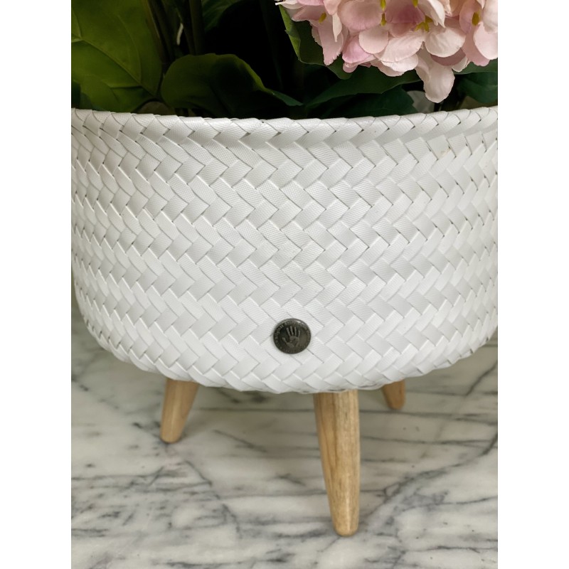 Ein hochwertiges künstliches Hortensien-Arrangement in einem Rattantopf 4