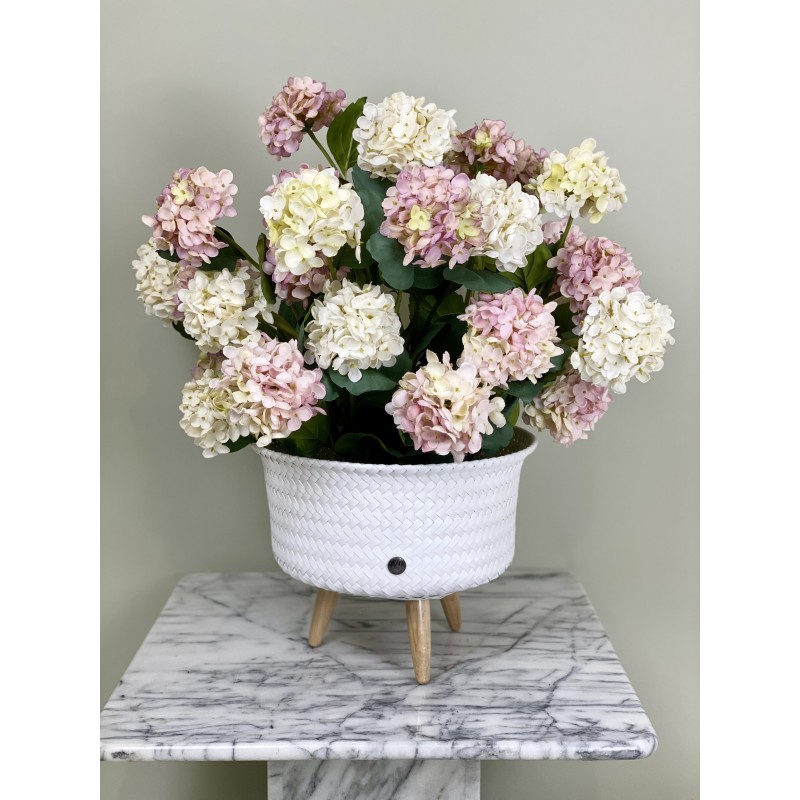 Ein hochwertiges künstliches Hortensien-Arrangement in einem Rattantopf 5