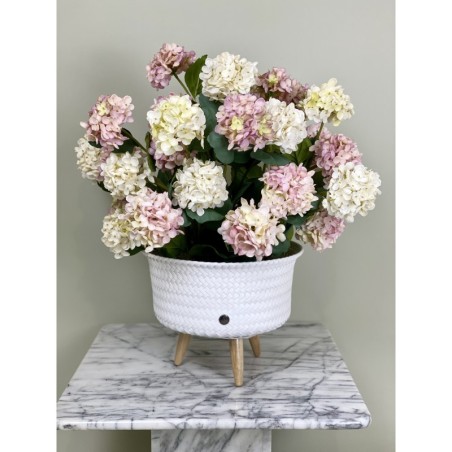 Ein hochwertiges künstliches Hortensien-Arrangement in einem Rattantopf 5