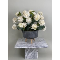 Ein hochwertiges künstliches Hortensien-Arrangement in einem Rattantopf 2