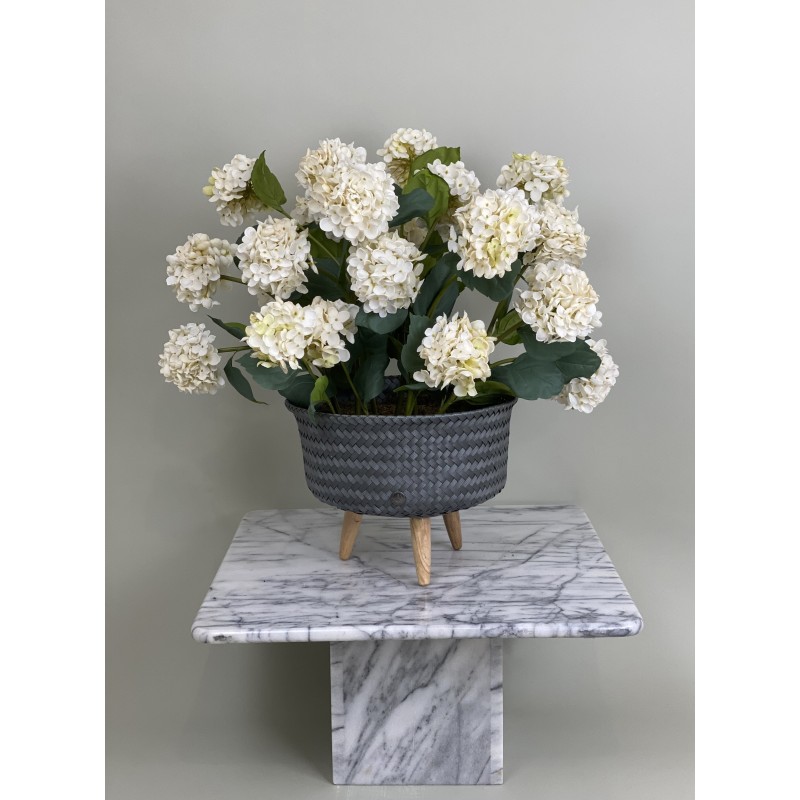 Ein hochwertiges künstliches Hortensien-Arrangement in einem Rattantopf 2