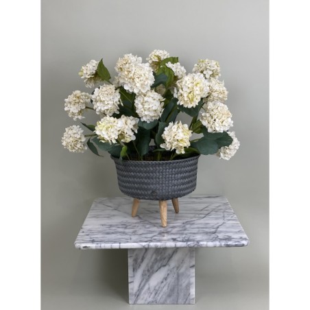 Ein hochwertiges künstliches Hortensien-Arrangement in einem Rattantopf 2