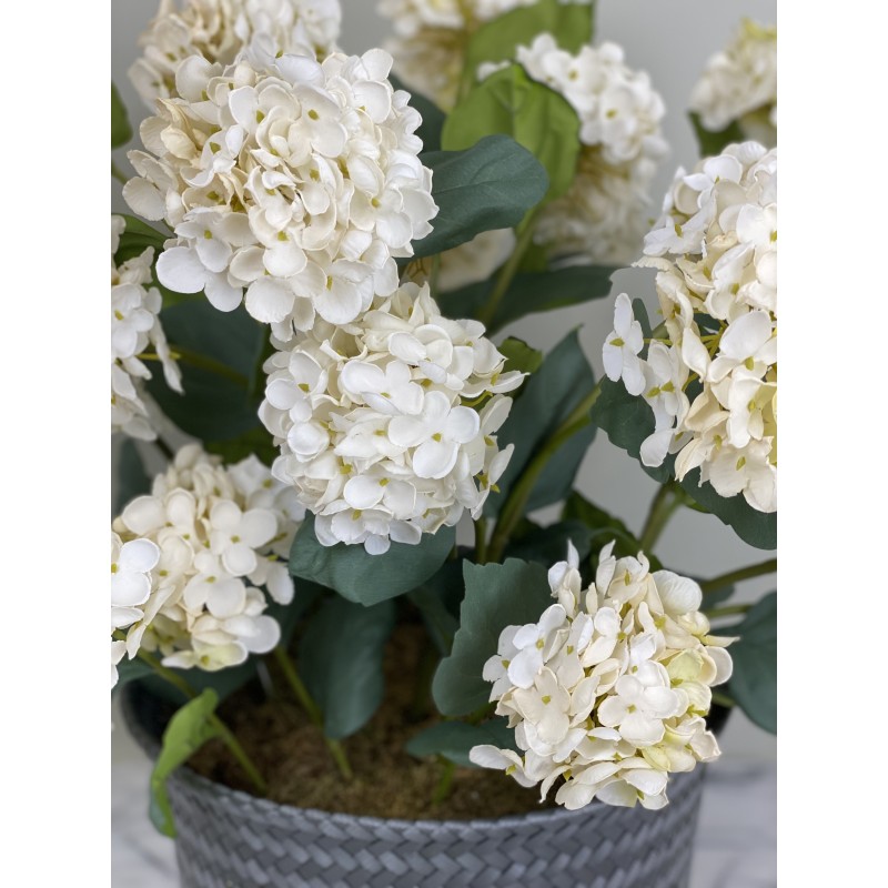 Ein hochwertiges künstliches Hortensien-Arrangement in einem Rattantopf 3