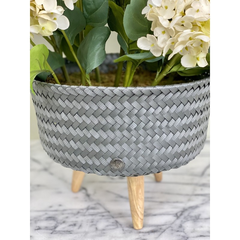 Ein hochwertiges künstliches Hortensien-Arrangement in einem Rattantopf 6