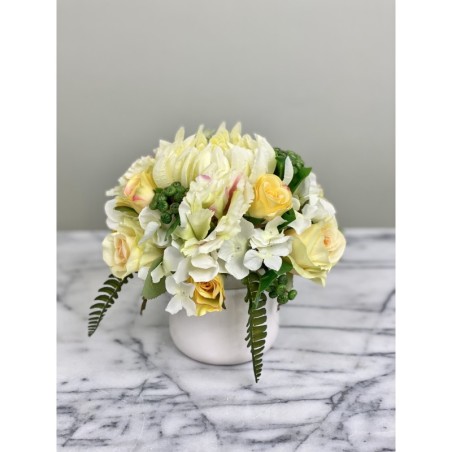 Kunstblumen Arrangement in einer Vase befestigt