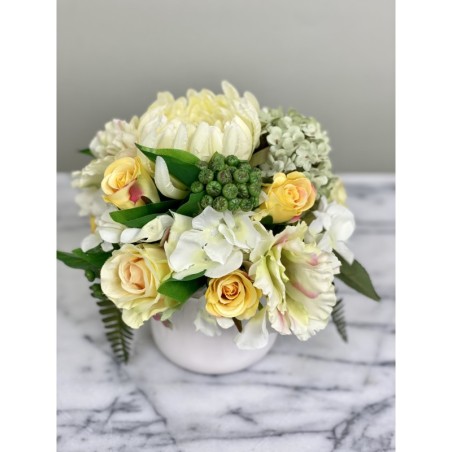 Kunstblumen Arrangement in einer Vase befestigt 2