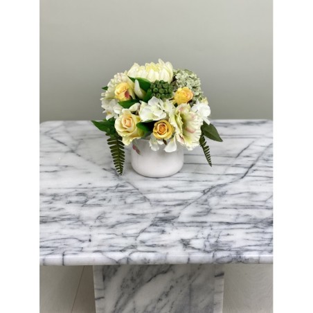 Kunstblumen Arrangement in einer Vase befestigt 3