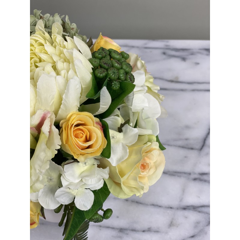 Kunstblumen Arrangement in einer Vase befestigt 5