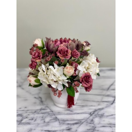 Kleines Arrangement in einer Vase befestigt