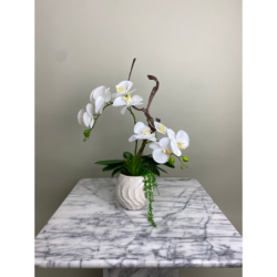 Künstliche Orchidee im Topf