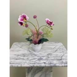 Kunstorchidee in einer Vase arrangiert