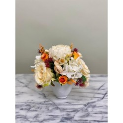 Elegantes Rosen-Arrangement in warmen Farbtönen