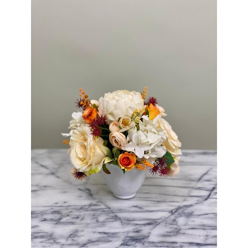 Elegantes Rosen-Arrangement in warmen Farbtönen