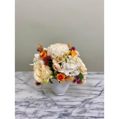 Elegantes Rosen-Arrangement in warmen Farbtönen