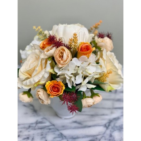 Elegantes Rosen-Arrangement in warmen Farbtönen 4