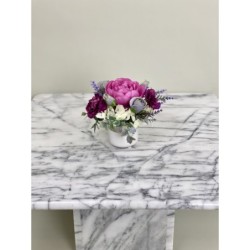 Kleines Kunstblumenarrangement in einer Vase befestigt 2