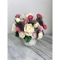 Buntes Arrangement in einer Vase besfestigt