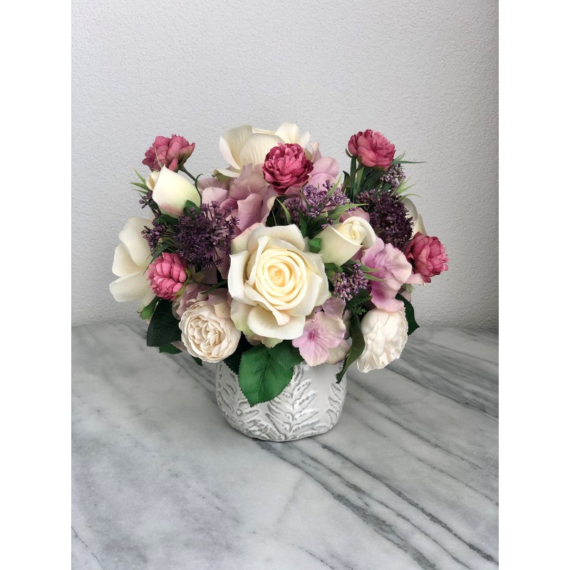 Buntes Arrangement in einer Vase besfestigt