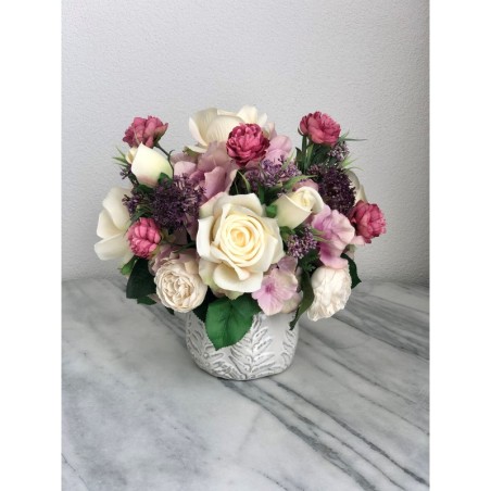 Buntes Arrangement in einer Vase besfestigt